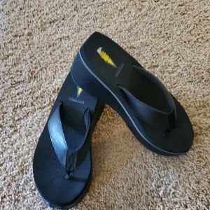 Volatile black leather sandals